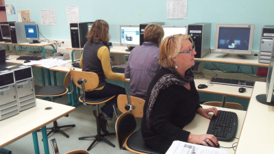 Des élèves concentrés sur leurs travaux. {JPEG}